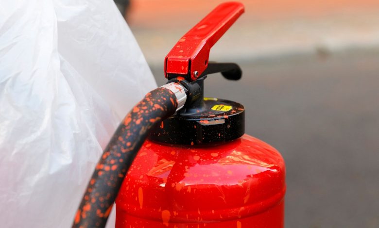 US woman sprays police with a fire extinguisher at the airport: Report | World news US woman sprays police with a fire extinguisher at the airport: Report | World news