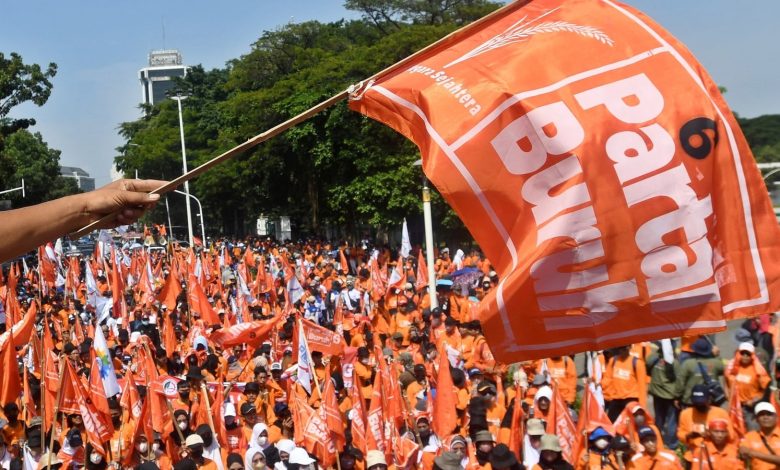 Thousands of Indonesian workers protested against the President’s work order  World news