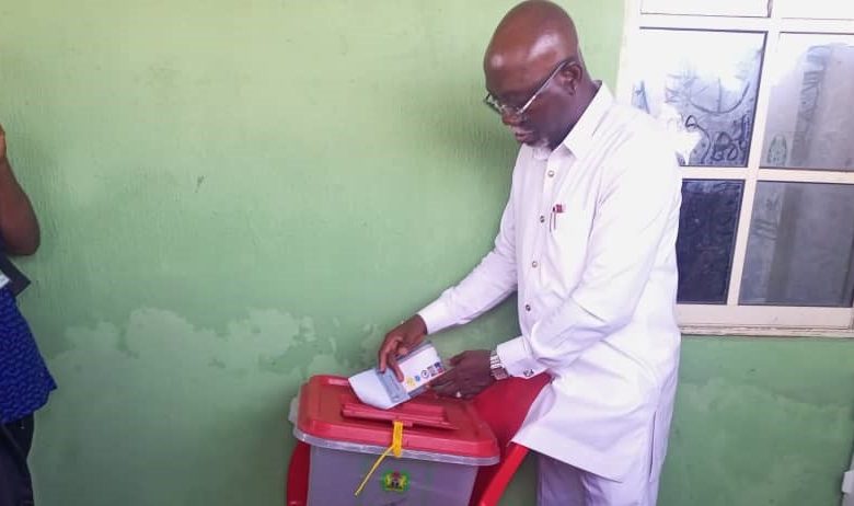 #OndoDecides2024: Gov Aiyedatiwa votes, commends early arrival of materials for election