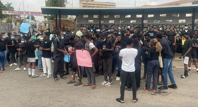 University Of Ibadan Students Protest 82-Day Power Outage In UCH