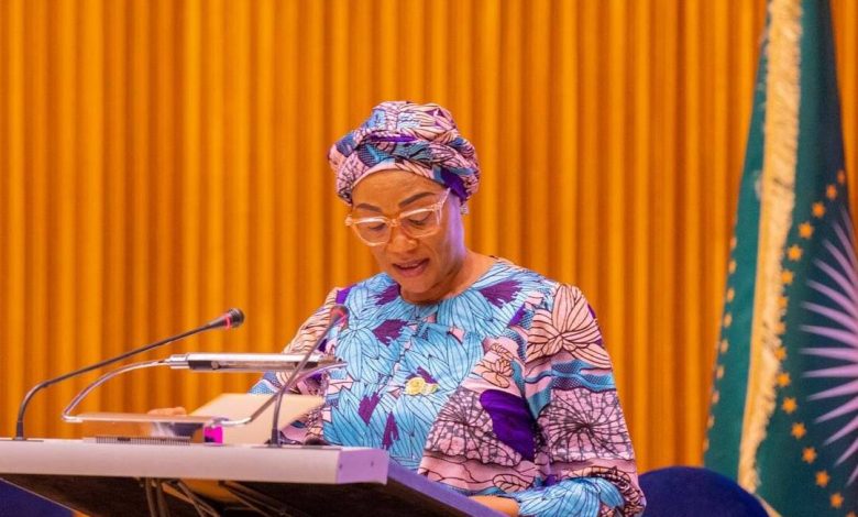 Nigeria’s First Lady gives N50m grant to 1,000 women in Kaduna Nigeria’s First Lady gives N50m grant to 1,000 women in Kaduna