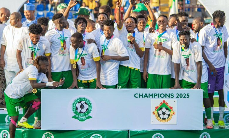 Gov. AbdulRazaq gifts Kwara United players N5m, land after Federation Cup victory Gov. AbdulRazaq gifts Kwara United players N5m, land after Federation Cup victory