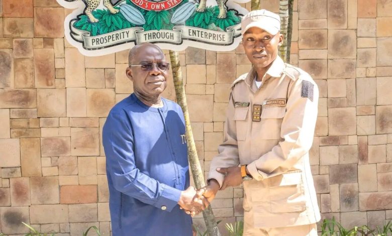 Nigerian governor hails immigration officer for rejecting N10 million bribe Nigerian governor hails immigration officer for rejecting N10 million bribe
