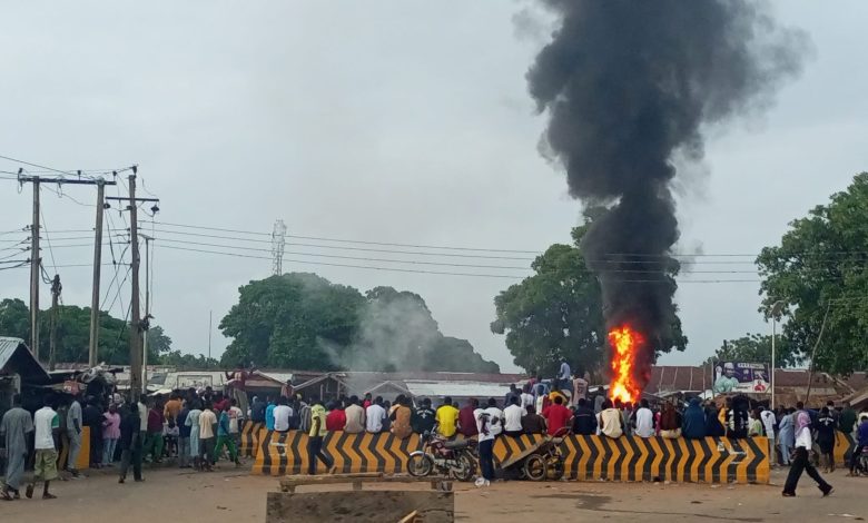 IBB university students protest after robbers killed mate IBB university students protest after robbers killed mate