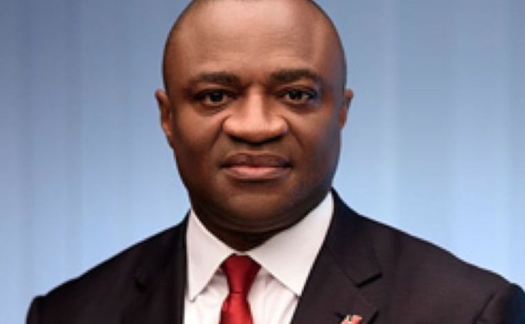 Bank CEOs donate relief items to Niger flood victims Bank CEOs donate relief items to Niger flood victims