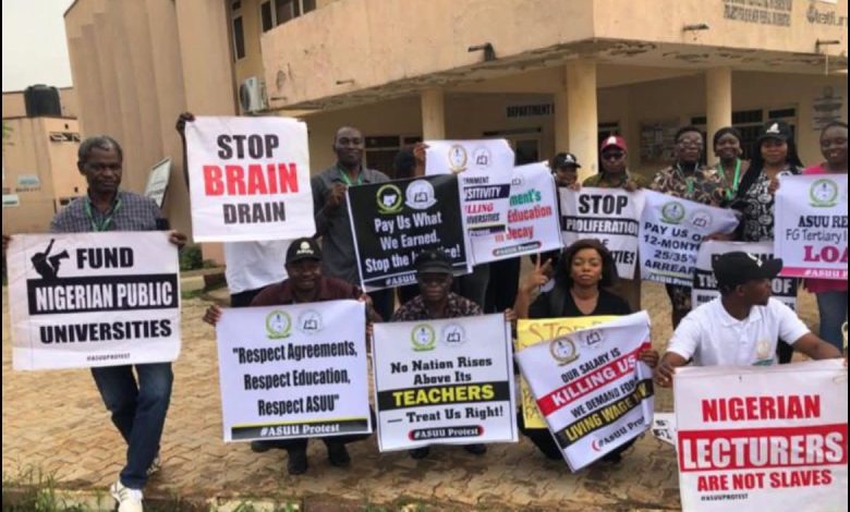 University lecturers protest ‘pauperisation’, reject FG loan policy University lecturers protest ‘pauperisation’, reject FG loan policy