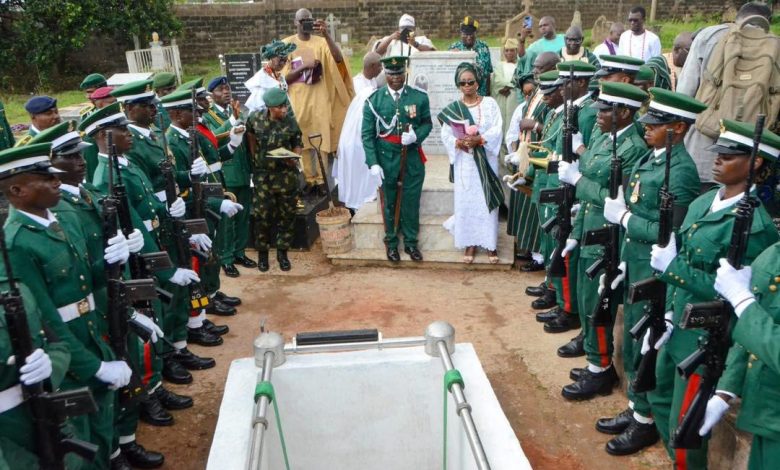 Nigerian Army honours late Olubadan, Oba Olakulehin, with final military salute Nigerian Army honours late Olubadan, Oba Olakulehin, with final military salute