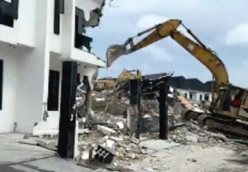 Lagos demolishes buildings along Ikota River to prevent flooding Lagos demolishes buildings along Ikota River to prevent flooding