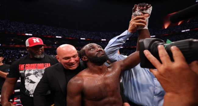 Crawford Shocks Alvarez, Claims Undisputed Super Middleweight World Title Crawford Shocks Alvarez, Claims Undisputed Super Middleweight World Title