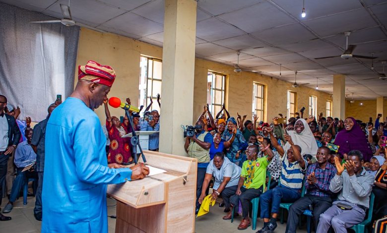 Makinde promises pay rise for LAUTECH contract security workers, after emotional appeal Makinde promises pay rise for LAUTECH contract security workers, after emotional appeal