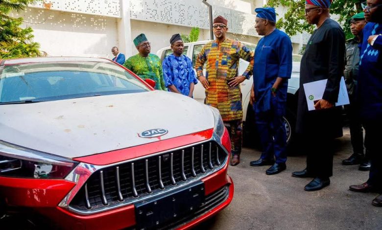 Abiodun Rewards Nigeria’s Best Teacher With Two-Bedroom Bungalow, FG Donates Car