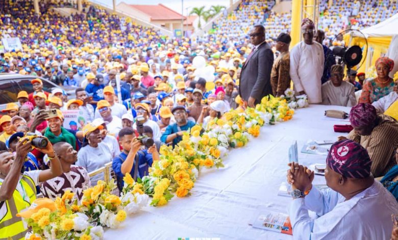Photos: Sen Adeola Empowers 3,000 Traders In Ogun East With Cash Grants Photos: Sen Adeola Empowers 3,000 Traders In Ogun East With Cash Grants