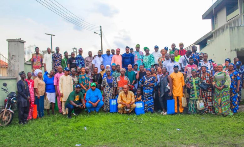 Photonews: Ogun Commissioner, Bolu Owotomo Meets PDP Decampees In Ijebu North-East