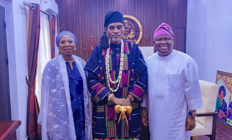 Photos: Adeola Visits Olowu, Accepts Aare Bobatolu Title, Backs Olowu Hope Initiative Photos: Adeola Visits Olowu, Accepts Aare Bobatolu Title, Backs Olowu Hope Initiative