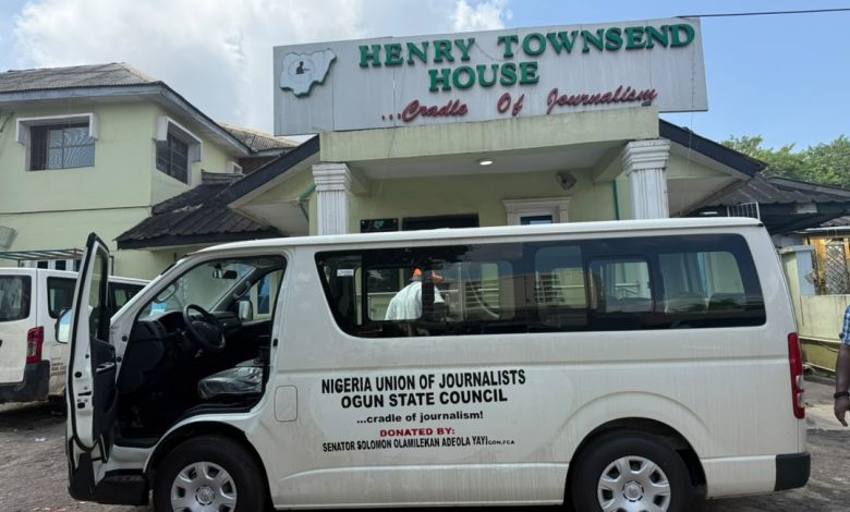 Sen. Adeola Yayi Empowers Ogun Journalists With New 18-Seater Bus Sen. Adeola Yayi Empowers Ogun Journalists With New 18-Seater Bus