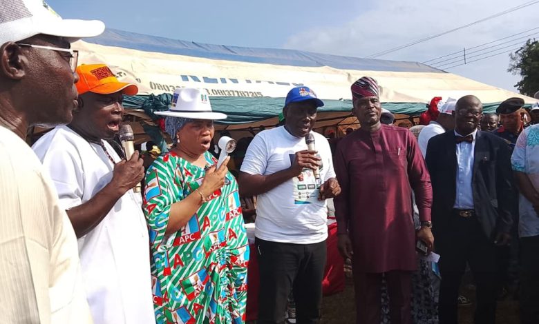 Over 300 Opposition Loyalists Switch CampsTo APC In Odeda